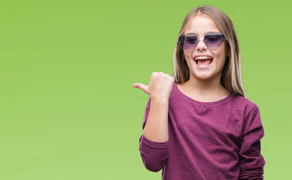 Joven Hermosa Chica Con Gafas Sol Sobre Fondo Aislado Sonriendo —  Fotos de Stock