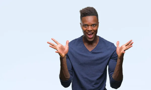 Jovem Homem Afro Americano Sobre Fundo Isolado Celebrando Louco Espantado — Fotografia de Stock