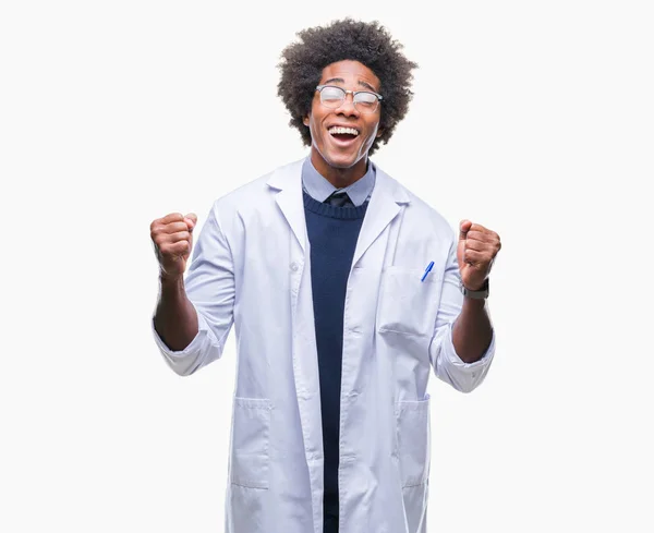 Médico Afro Americano Cientista Homem Sobre Fundo Isolado Celebrando Louco — Fotografia de Stock