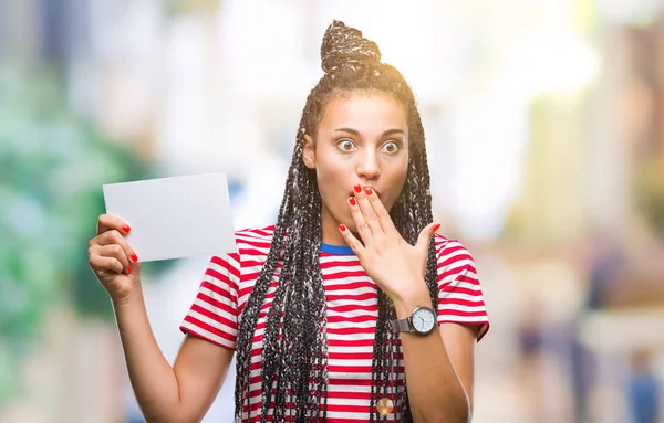 Afro Amerikaanse Meisje Met Lege Kaart Geïsoleerde Achtergrond Dekking Mond — Stockfoto