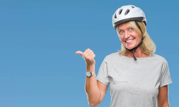 Mujer Ciclista Caucásica Mediana Edad Con Casco Seguridad Sobre Fondo — Foto de Stock