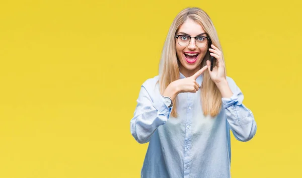 Junge Schöne Blonde Geschäftsfrau Ruft Smartphone Über Isolierten Hintergrund Sehr — Stockfoto