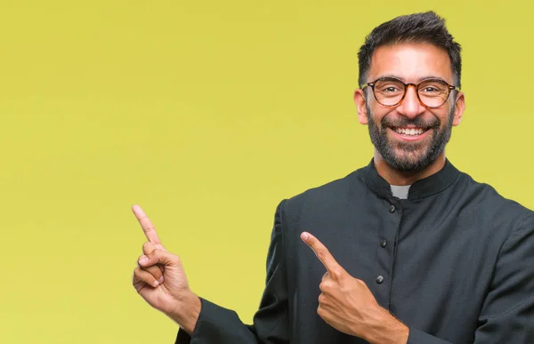 Hombre Sacerdote Católico Hispano Adulto Sobre Fondo Aislado Sonriendo Mirando —  Fotos de Stock