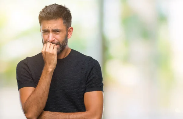 Dorosły Hiszpanin Mężczyzna Białym Tle Patrząc Zestresowany Zdenerwowany Rąk Ustach — Zdjęcie stockowe