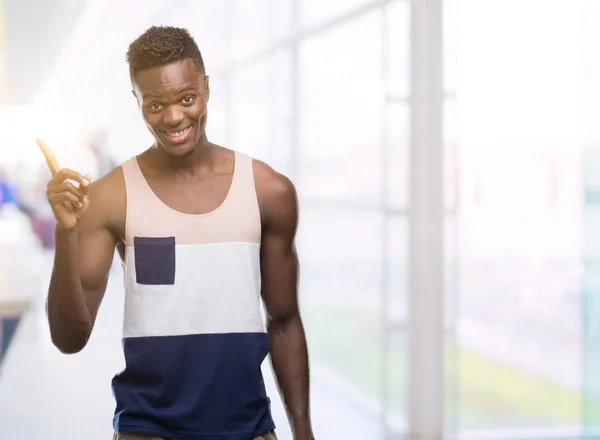 Joven Afroamericano Hombre Muy Feliz Señalando Con Mano Dedo Lado — Foto de Stock