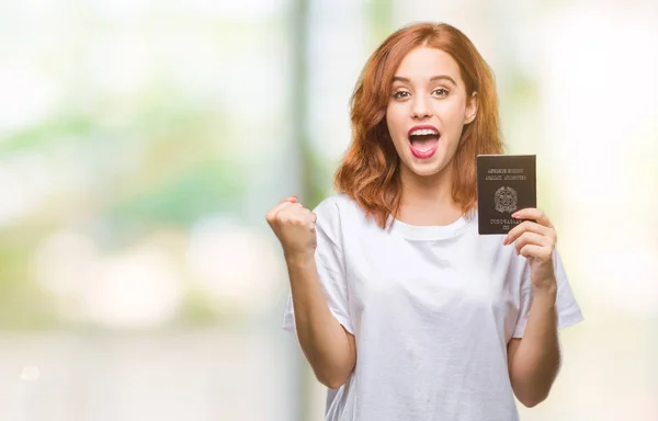 Joven Hermosa Mujer Sosteniendo Pasaporte Italia Sobre Fondo Aislado Gritando — Foto de Stock