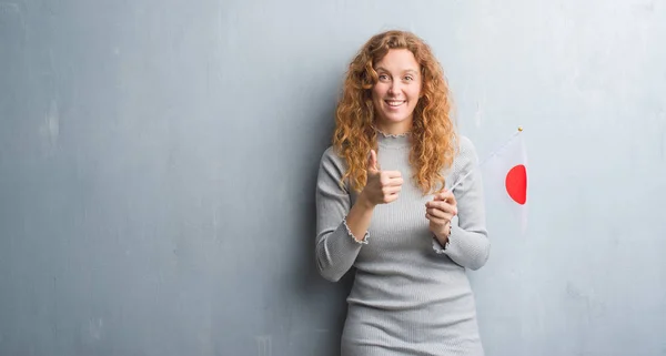 Jonge Roodharige Vrouw Grijs Grunge Muur Bedrijf Vlag Van Japan — Stockfoto