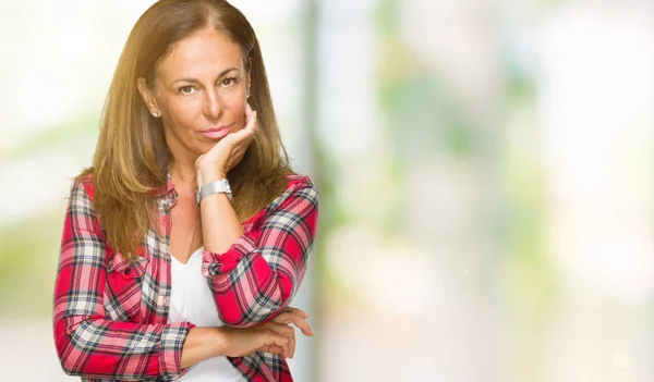 中年成年妇女穿着休闲衬衫在孤立的背景认为看起来疲惫和厌倦抑郁症问题与交叉手臂 — 图库照片