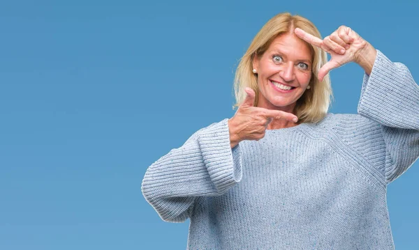 Mujer Rubia Mediana Edad Con Suéter Invierno Sobre Fondo Aislado — Foto de Stock