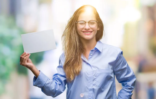 Jovem Mulher Negócios Loira Bonita Segurando Cartão Branco Sobre Fundo — Fotografia de Stock