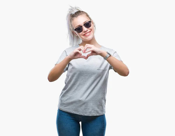 Młoda Kobieta Blonde Noszenie Okularów Przeciwsłonecznych Białym Tle Uśmiechający Się — Zdjęcie stockowe