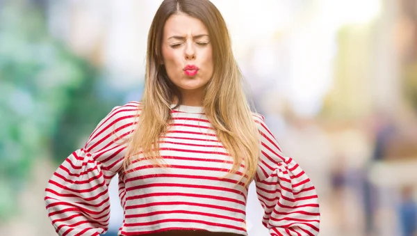 Giovane Bella Donna Casual Strisce Maglione Invernale Sfondo Isolato Sbuffare — Foto Stock