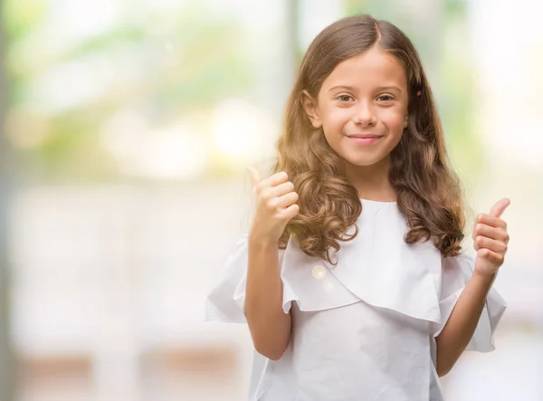 Morena Hispânico Menina Sinal Sucesso Fazendo Gesto Positivo Com Mão — Fotografia de Stock