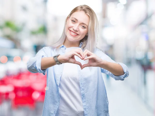 Młoda Blond Kobieta Białym Tle Uśmiechający Się Miłość Serce Symbol — Zdjęcie stockowe