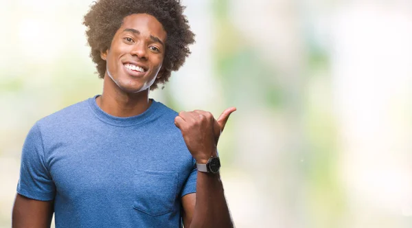 Afroamerikanischer Mann Über Isoliertem Hintergrund Lächelt Mit Glücklichem Gesicht Und — Stockfoto