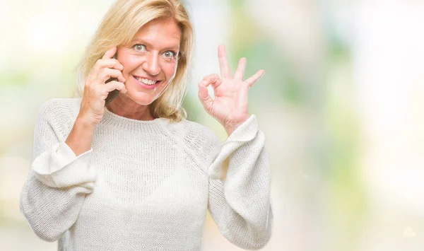 Mujer Rubia Mediana Edad Hablando Teléfono Inteligente Sobre Fondo Aislado — Foto de Stock