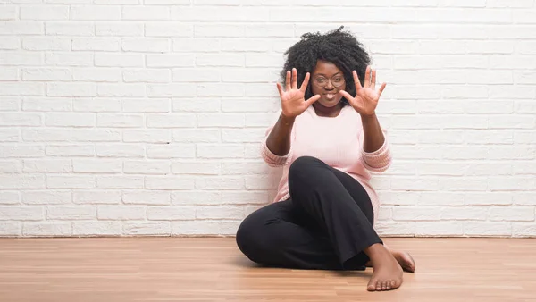 Young African American Woman Sitting Floor Home Showing Pointing Fingers — Stock Photo, Image