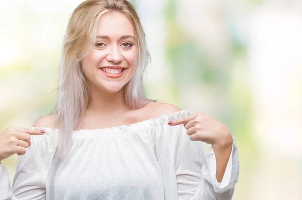 Mujer Rubia Joven Sobre Fondo Aislado Mirando Confiado Con Sonrisa —  Fotos de Stock