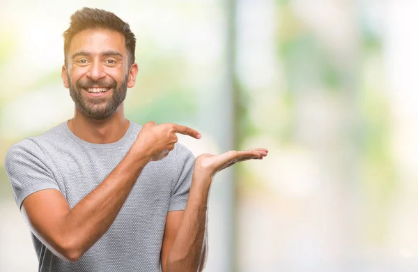 Erwachsener Hispanischer Mann Mit Isoliertem Hintergrund Erstaunt Und Lächelnd Die — Stockfoto
