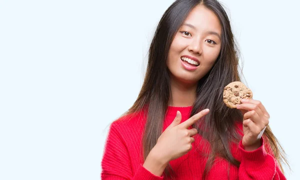 Joven Asiático Mujer Comer Chocolate Chip Cookie Sobre Aislado Fondo — Foto de Stock
