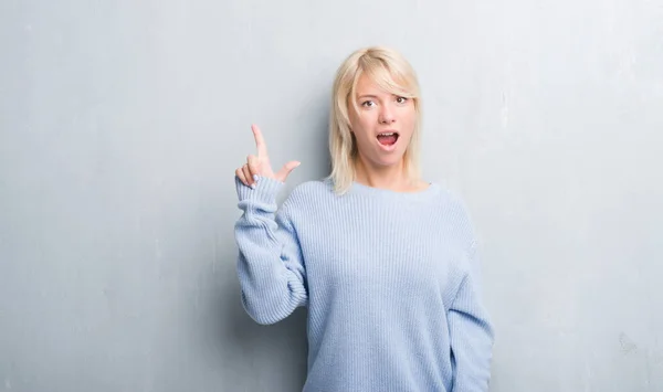 Volwassen Kaukasische Vrouw Grunge Grijs Muur Dragen Winter Trui Wijzende — Stockfoto