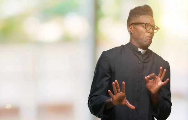 Junger Afrikanisch Amerikanischer Priester Mann Über Isolierten Hintergrund Angewiderte Miene — Stockfoto