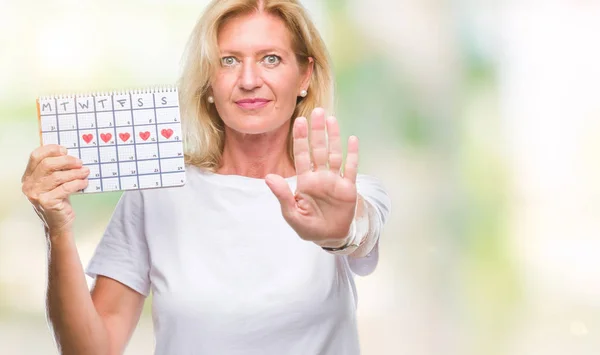 Mulher Loira Meia Idade Segurando Calendário Menstruação Ver Fundo Isolado — Fotografia de Stock