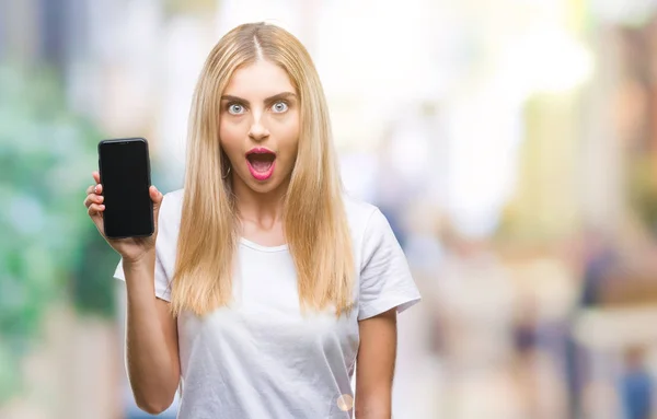 Молодая Красивая Блондинка Показывает Смартфон Изолированном Фоне Напуганный Шоке Неожиданным — стоковое фото