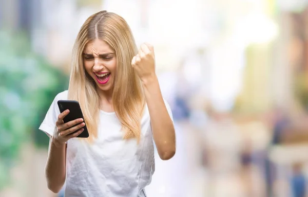 Jovem Bela Mulher Loira Usando Smartphone Sobre Fundo Isolado Irritado — Fotografia de Stock