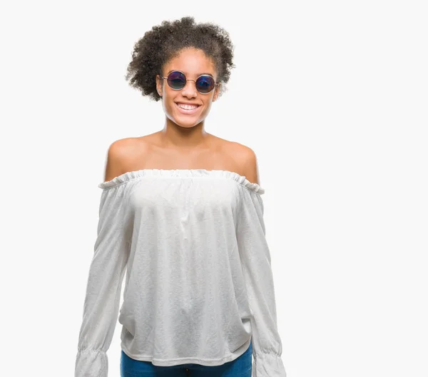 年轻的美国黑人妇女戴着太阳镜 在与世隔绝的背景下 脸上带着愉快和凉爽的笑容 幸运的人 — 图库照片