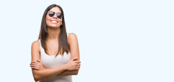 Jovem Bela Hispânica Vestindo Óculos Sol Rosto Feliz Sorrindo Com — Fotografia de Stock