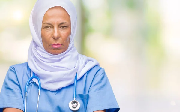 Старшая Арабская Медсестра Среднего Возраста Носит Хиджаб Изолированном Фоне Скептически — стоковое фото