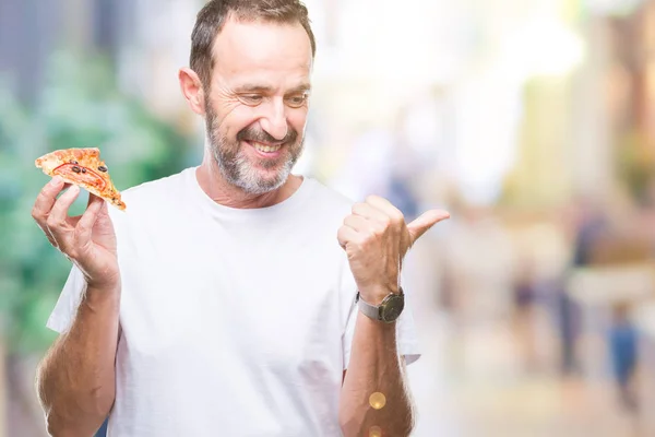 Mezza Età Hoary Anziano Uomo Mangiare Pizza Fetta Sfondo Isolato — Foto Stock