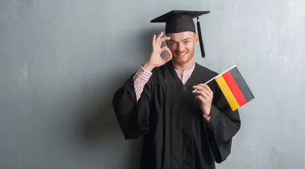 Fiatal Vörös Hajú Férfi Viselt Diplomás Egységes Németország Lobogója Ujjaival — Stock Fotó
