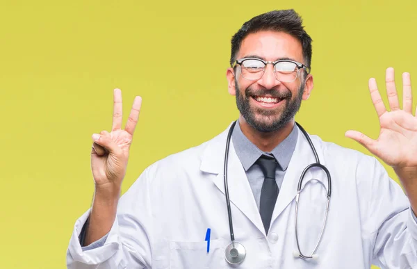 Adulto Hispânico Médico Homem Sobre Fundo Isolado Mostrando Apontando Para — Fotografia de Stock