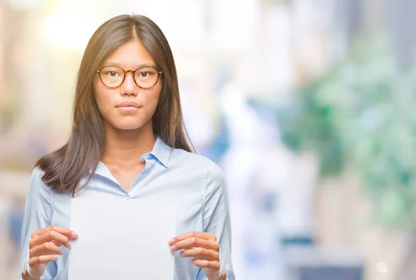 Joven Asiática Mujer Sobre Aislado Fondo Celebración Papel Blanco Con —  Fotos de Stock