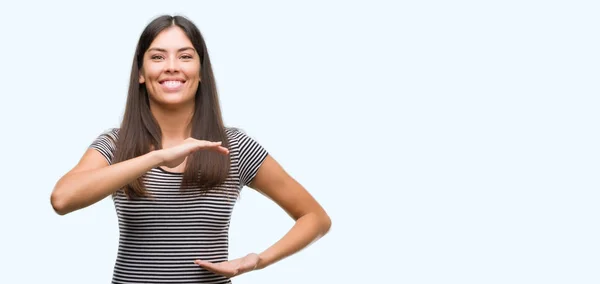 Jeune Belle Femme Hispanique Geste Avec Les Mains Montrant Grand — Photo