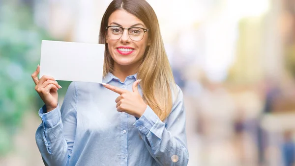 Jovem Mulher Negócios Bonita Segurando Cartão Branco Sobre Fundo Isolado — Fotografia de Stock