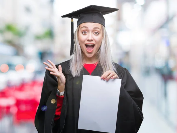 Mladá Blond Žena Postgraduální Uniformě Drží Titul Nad Izolované Pozadí — Stock fotografie