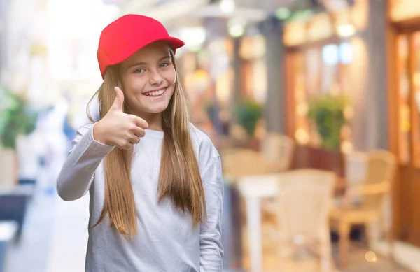 Joven Hermosa Chica Con Gorra Roja Aislado Fondo Haciendo Pulgares —  Fotos de Stock