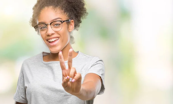 Mladá Afro Americký Žena Nosí Brýle Izolované Pozadí Usmívající Dívá — Stock fotografie