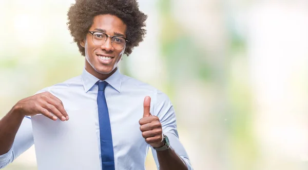 Afro Amerikansk Man Hålla Blankt Papper Kontraktet Över Isolerade Bakgrund — Stockfoto