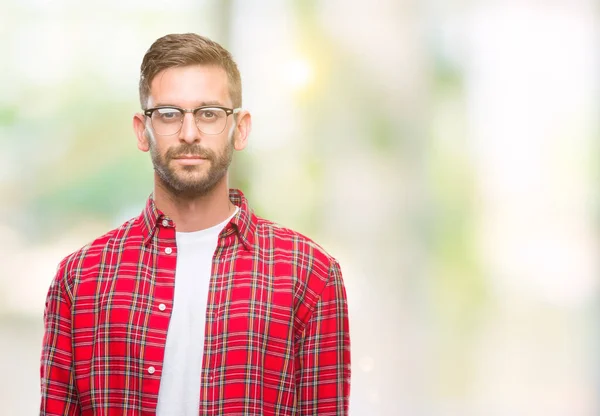 Giovane Bell Uomo Sfondo Isolato Con Espressione Seria Sul Viso — Foto Stock