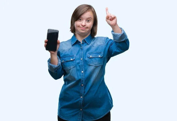 Young Adult Woman Syndrome Showing Smartphone Screen Isolated Background Surprised — Stock Photo, Image