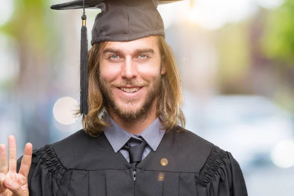 Jovem Bonito Graduado Homem Com Cabelos Longos Sobre Fundo Isolado — Fotografia de Stock