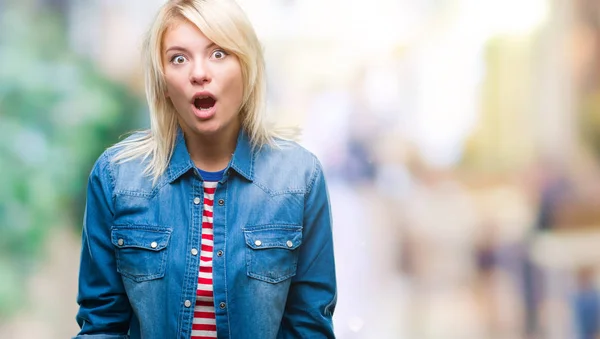 Junge Schöne Blonde Frau Trägt Jeansjacke Über Isoliertem Hintergrund Angst — Stockfoto
