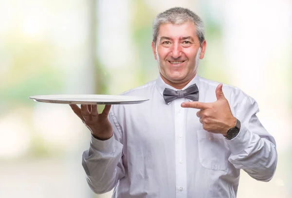 Bonito Garçom Sênior Homem Segurando Bandeja Prata Sobre Fundo Isolado — Fotografia de Stock