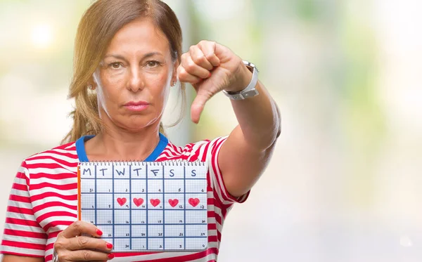 Średnim Wieku Starszy Hiszpanin Kobieta Trzymając Miesiączki Kalendarza Białym Tle — Zdjęcie stockowe