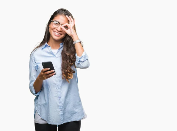 Jonge Mooie Arabische Vrouw Texting Smartphone Geïsoleerde Achtergrond Met Blij — Stockfoto