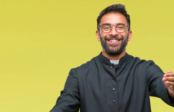 成人西班牙天主教牧师男子在孤立的背景看着相机微笑着张开双臂拥抱 快乐的表达拥抱幸福 — 图库照片